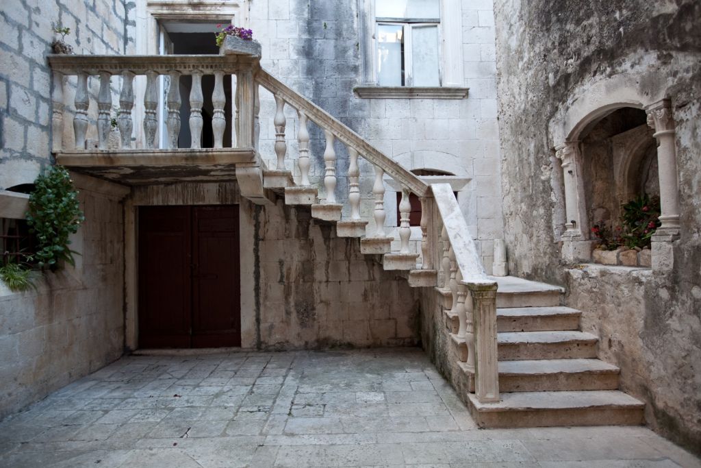 Marches dans la vieille ville de Korƒçula