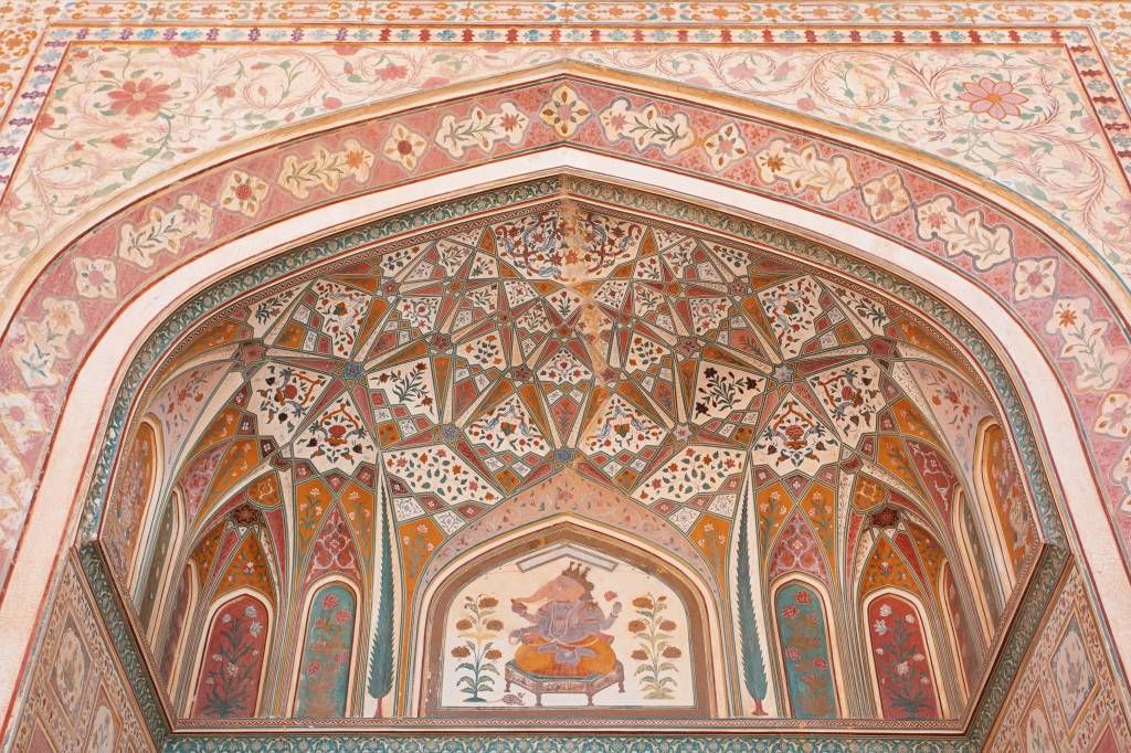 Arche indienne richement peinte