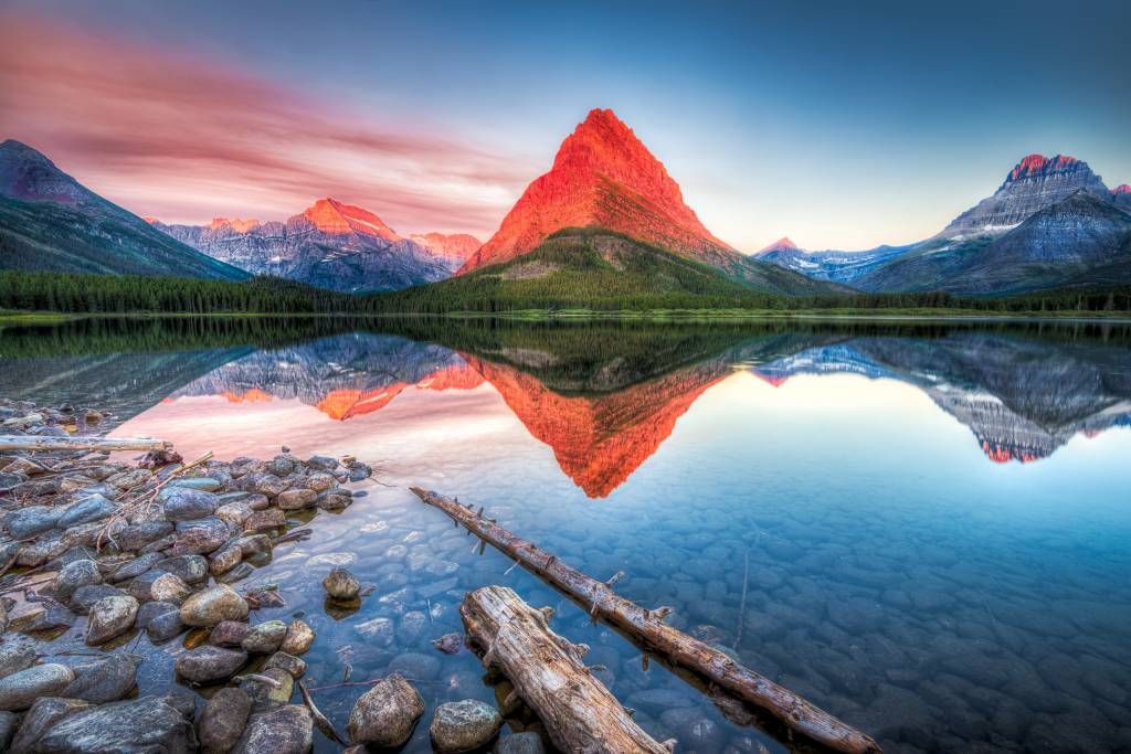 Le sommet d'une montagne rouge