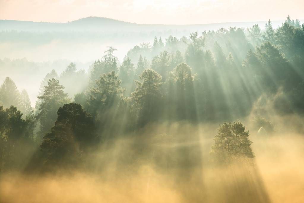 Lever de soleil entre les collines