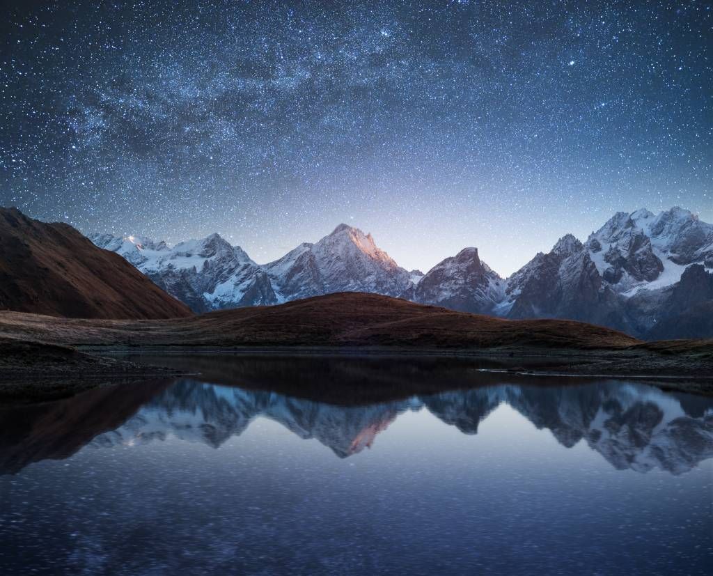 Montagnes enneigées la nuit