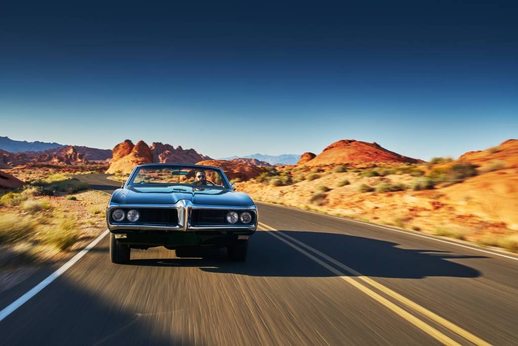 Voiture muscle dans un paysage américain