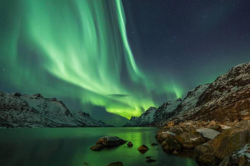 Aurore boréale entre deux fjords