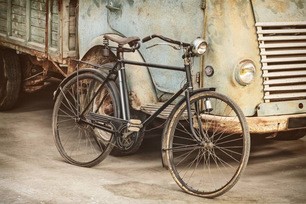 Rétro vieux vélo avec camion
