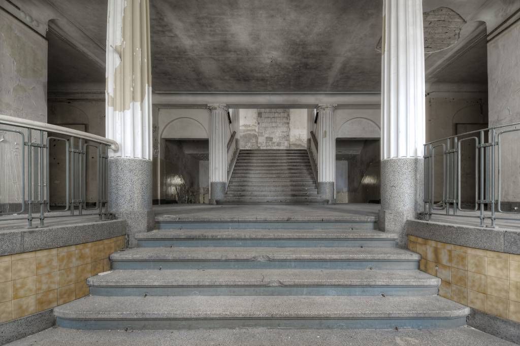 Escalier majestueux dans les casernes