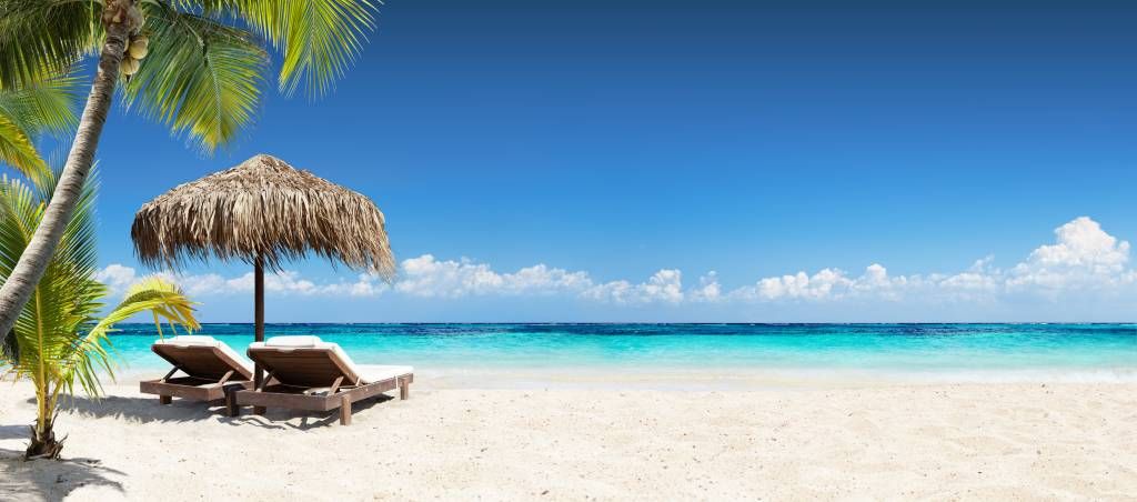 Chaises et parasol sur plage tropicale