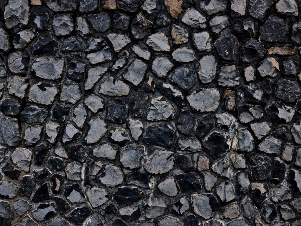 Pierres foncées