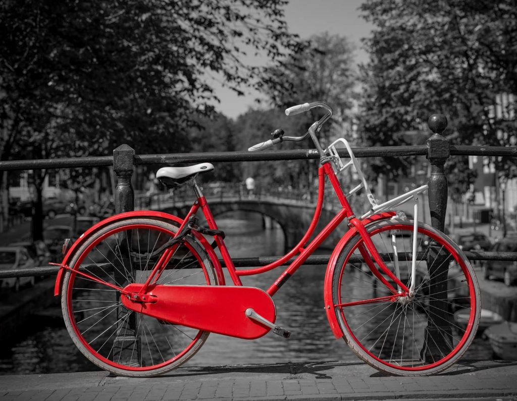 Vélo rouge sur le pont