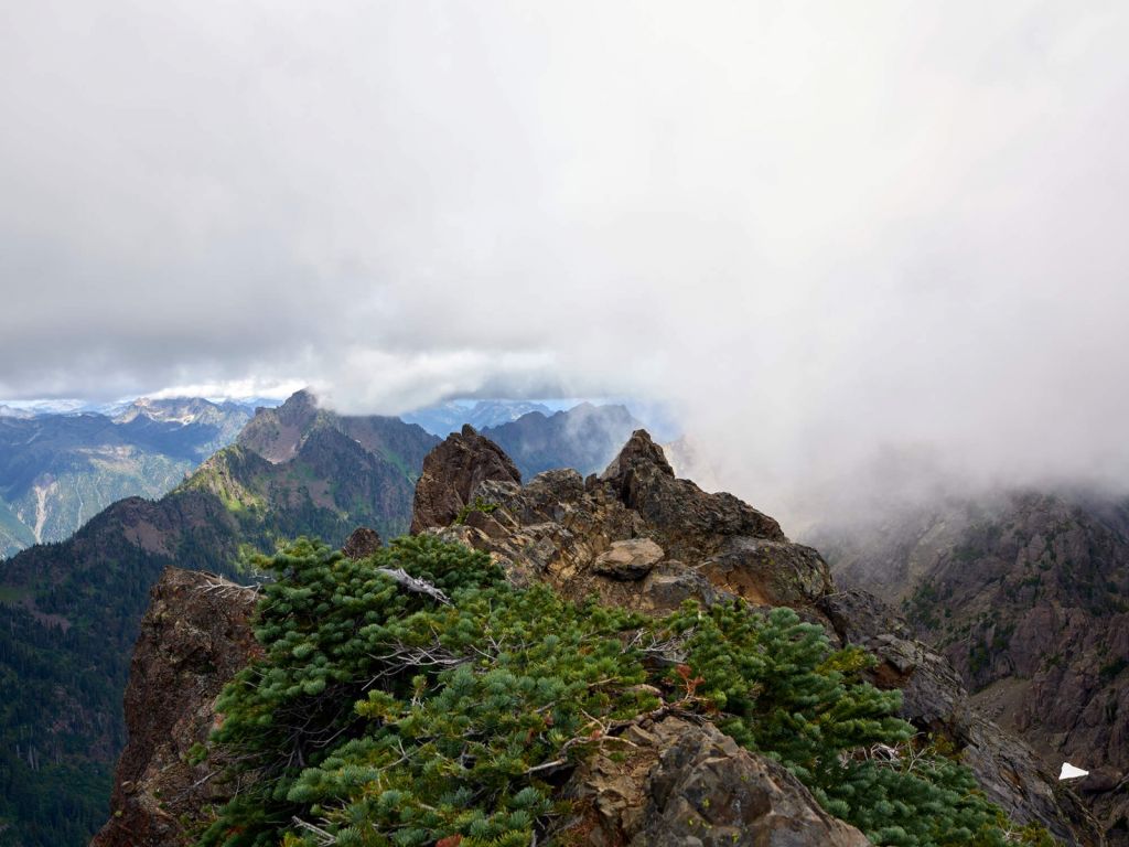 Le sommet de la montagne dans les nuages