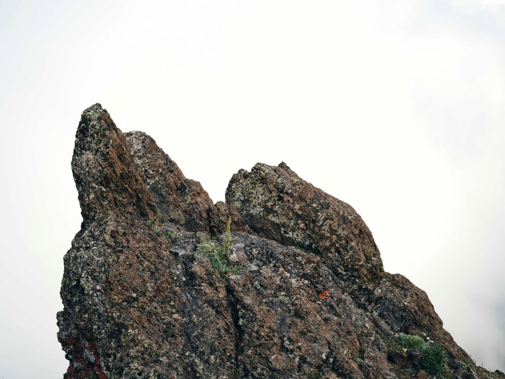 Un rocher dans les nuages