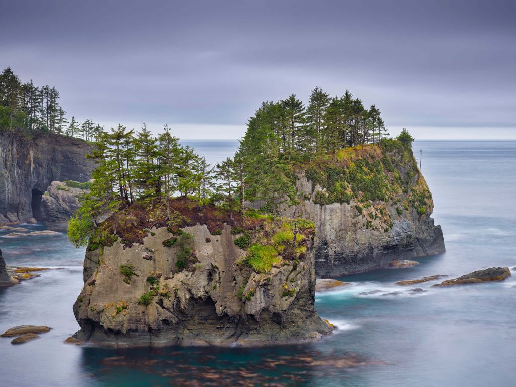 Les îles rocheuses dans la mer