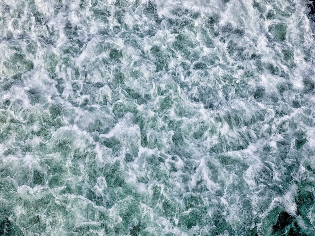L'eau qui tourbillonne sauvagement