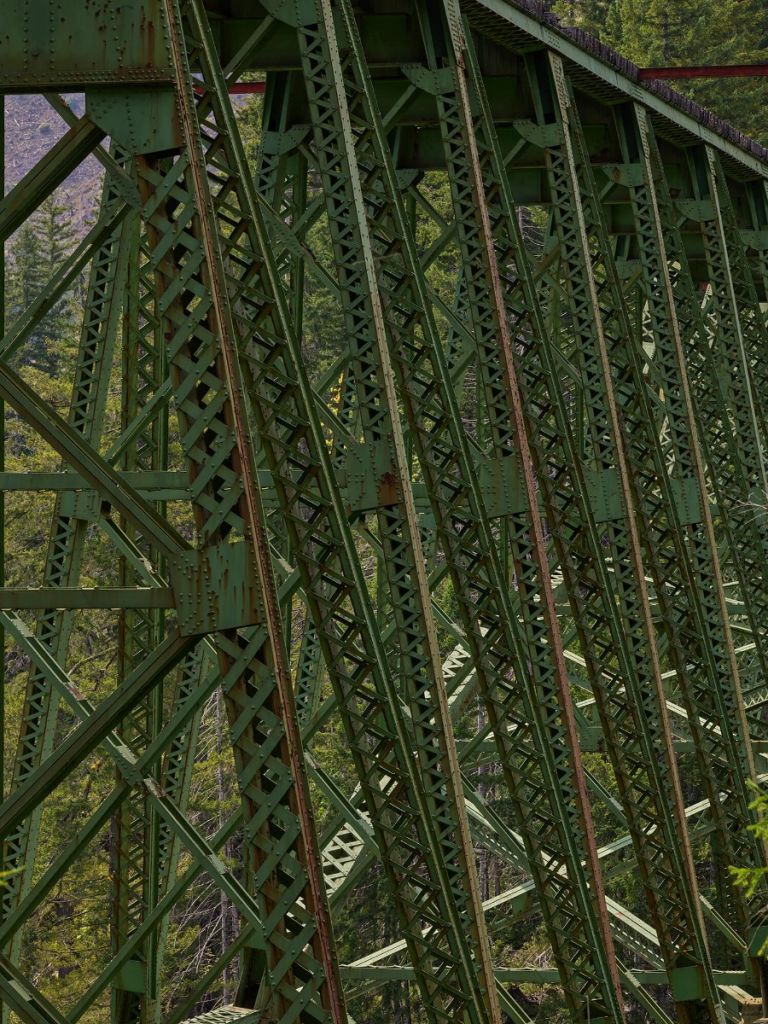 Ancien pont ferroviaire à structure d'acier