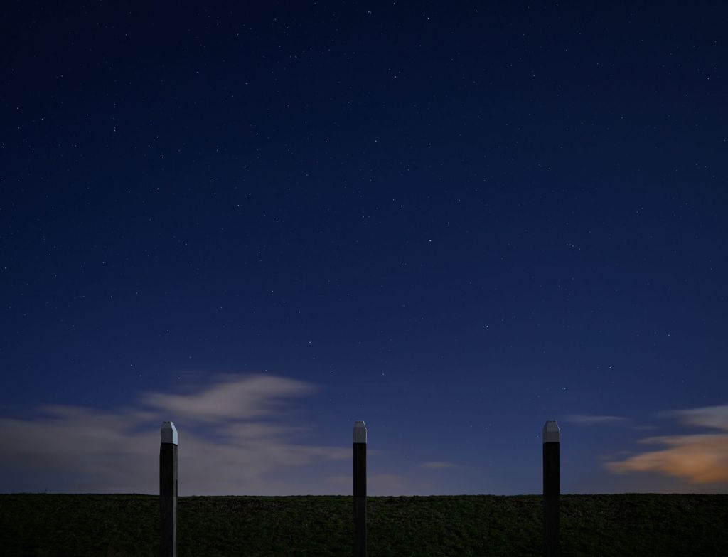 Nuit étoilée le long du barrage
