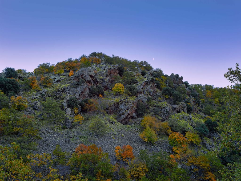 Coucher de soleil derrière les montagnes