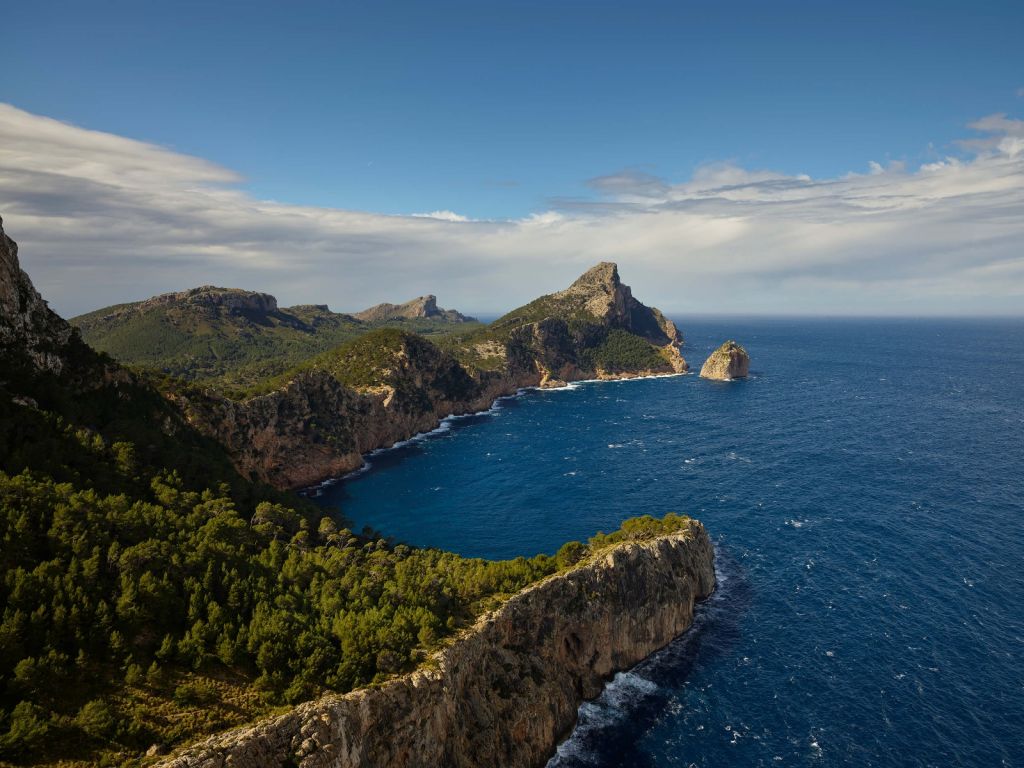 Des rochers évasés dans la mer