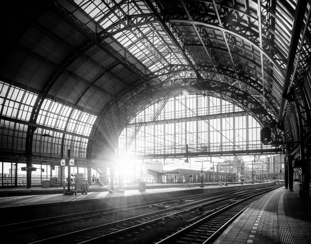 Lever de soleil sur une station en noir et blanc