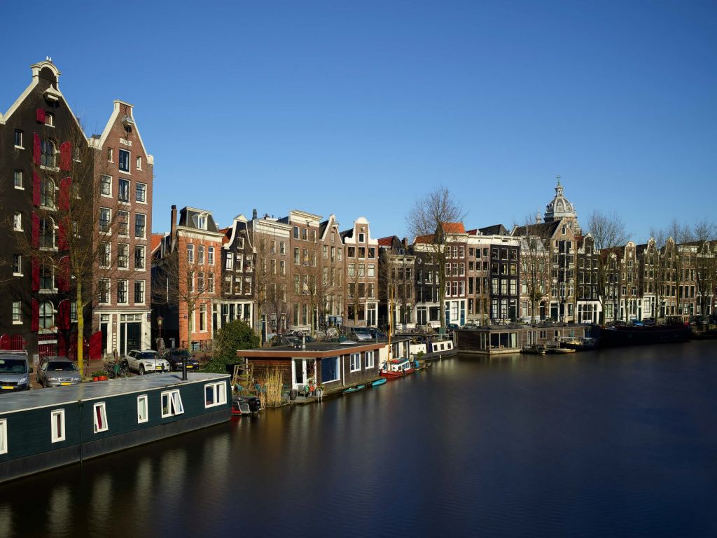 Bateaux fluviaux le long du canal