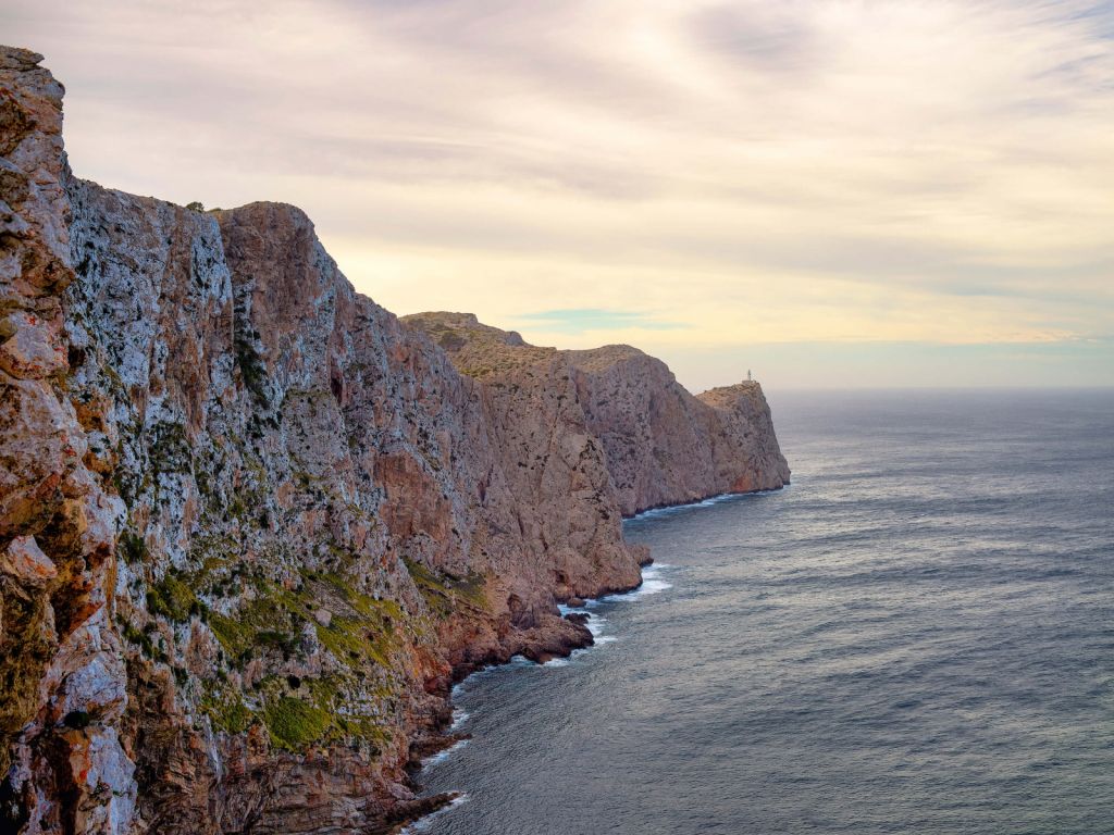 Paroi rocheuse sur la côte