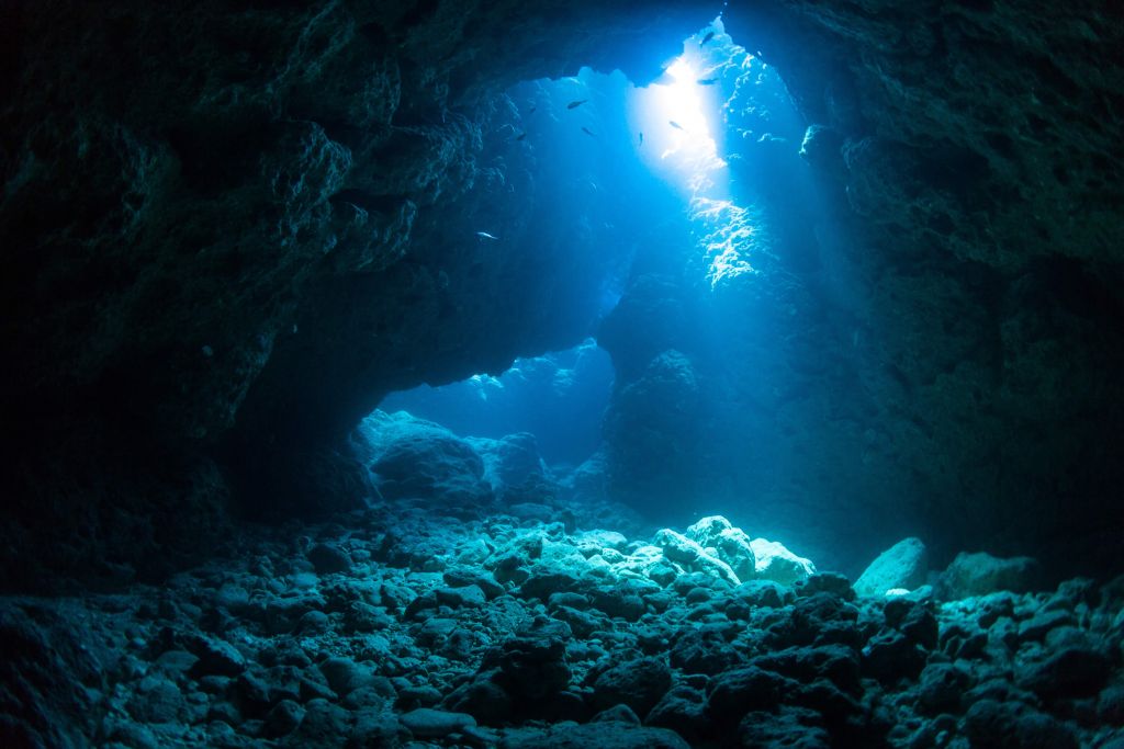Grotte sombre dans l'océan