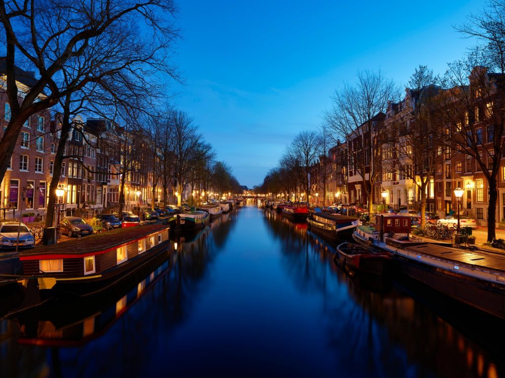 Bateaux fluviaux le long du canal illuminé