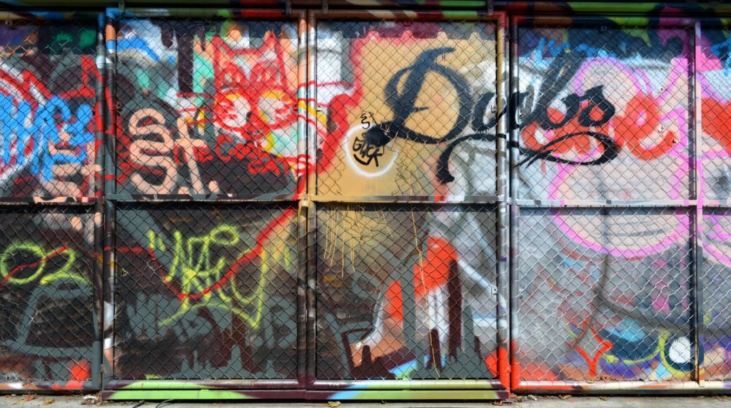 Graffitis sur les portes en acier