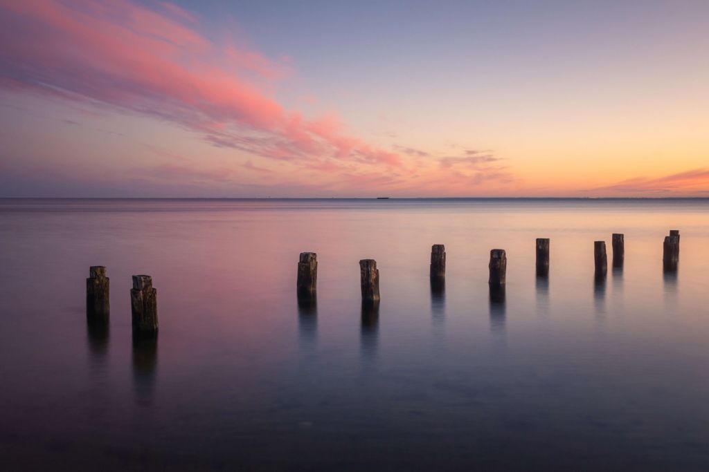 Des épis en bois sur la mer Baltique