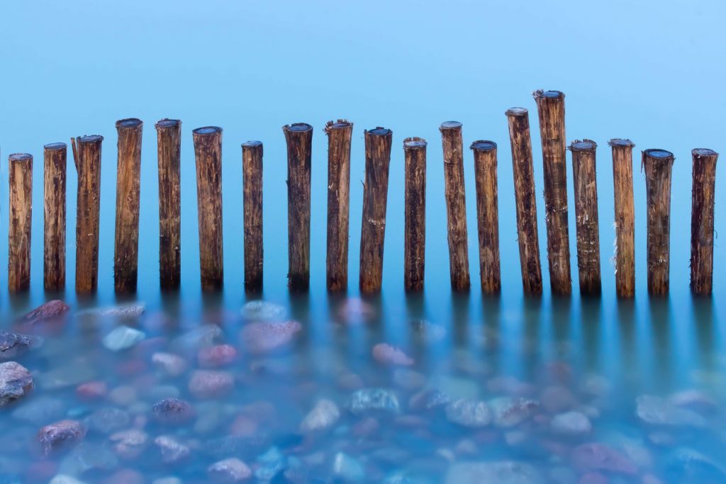 Des têtes de mât dans l'eau bleue