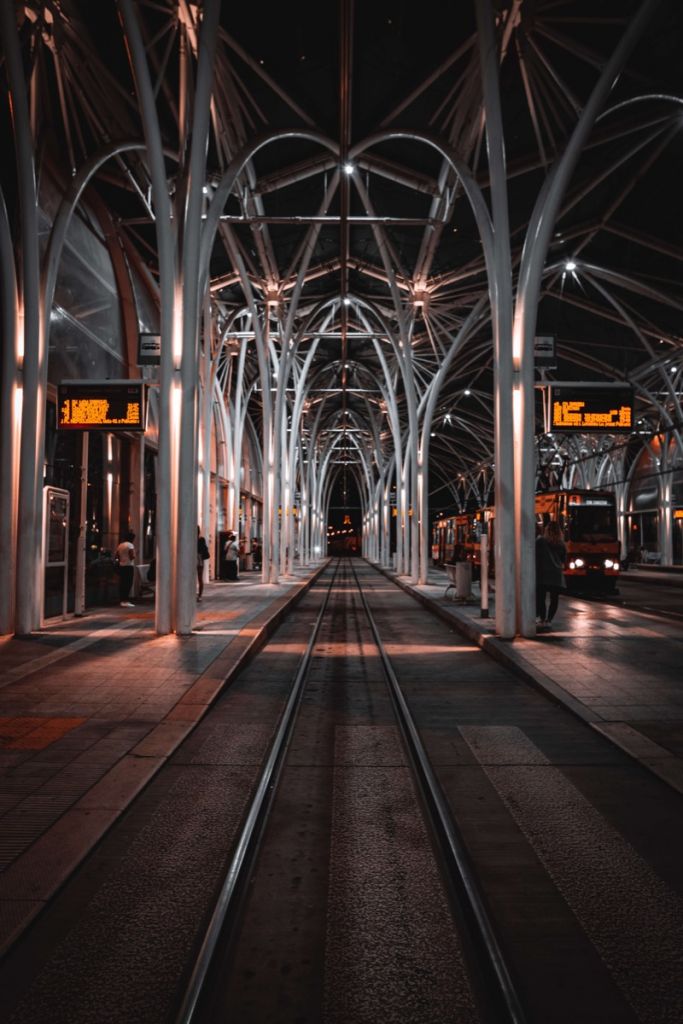Gare de tramway la nuit