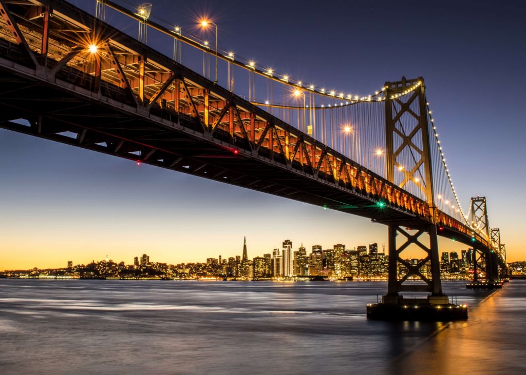 Le pont de la baie avec la lumière