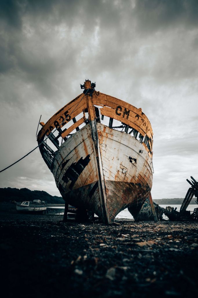 Vieille épave de bateau rouillée