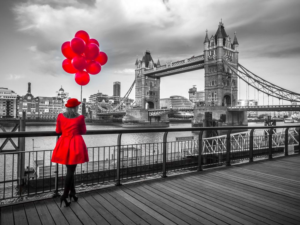 Femme sur le pont de la Tour