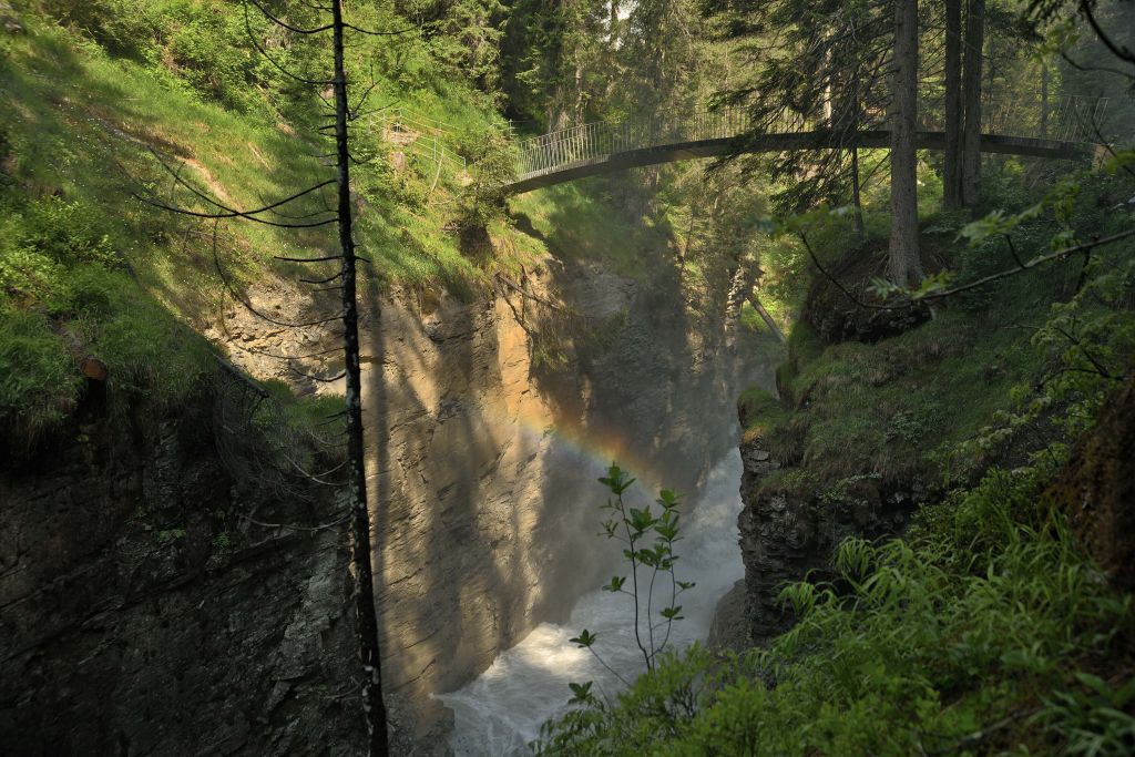 Pont avec arc-en-ciel