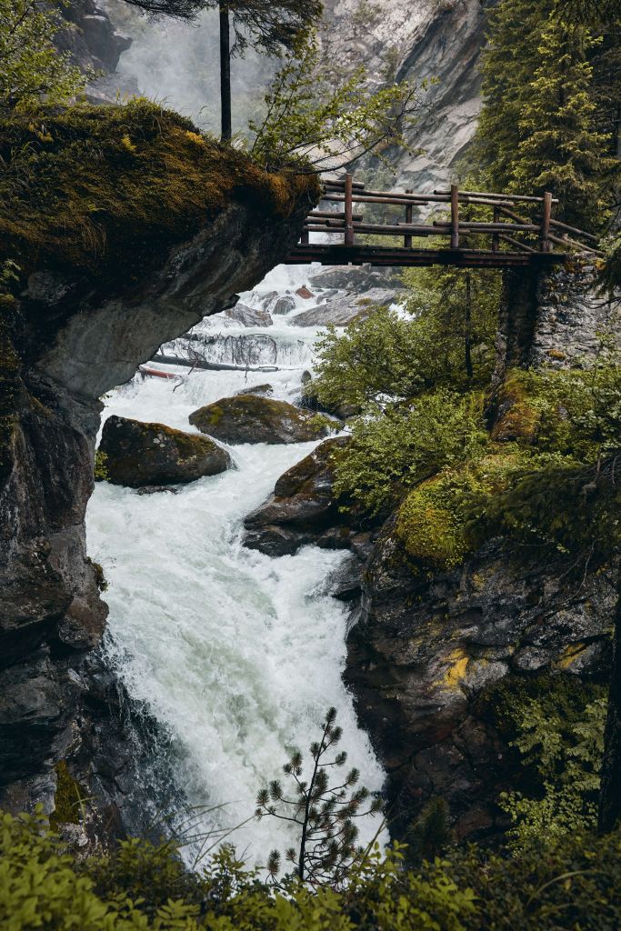 Pont et chute d'eau