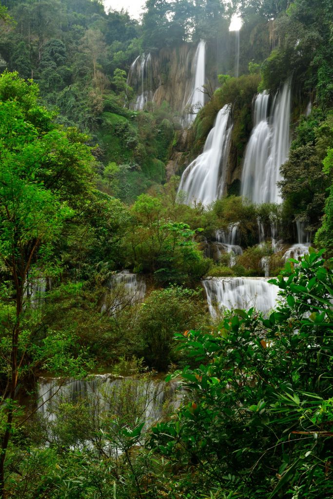 Grande chute d'eau en Thaïlande