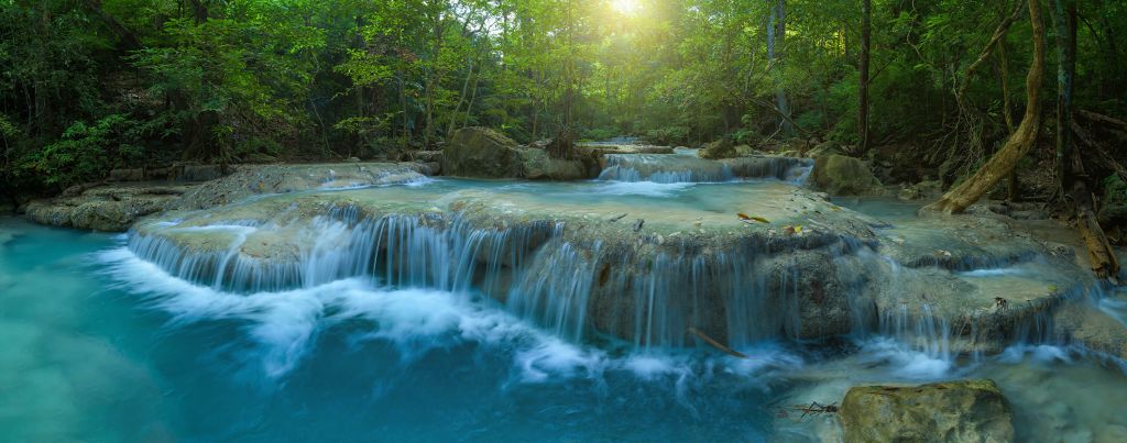 Belle chute d'eau profonde