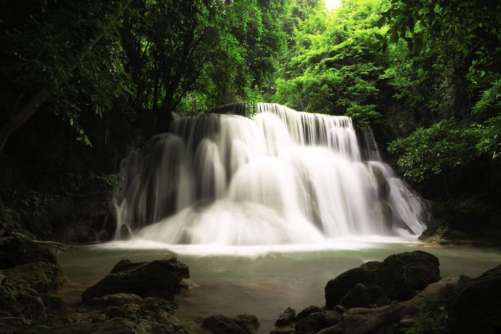 Belle chute d'eau avec un rayon du soleil