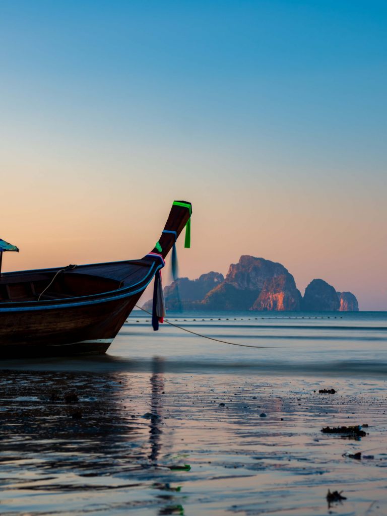 Bateau thaïlandais au coucher de soleil