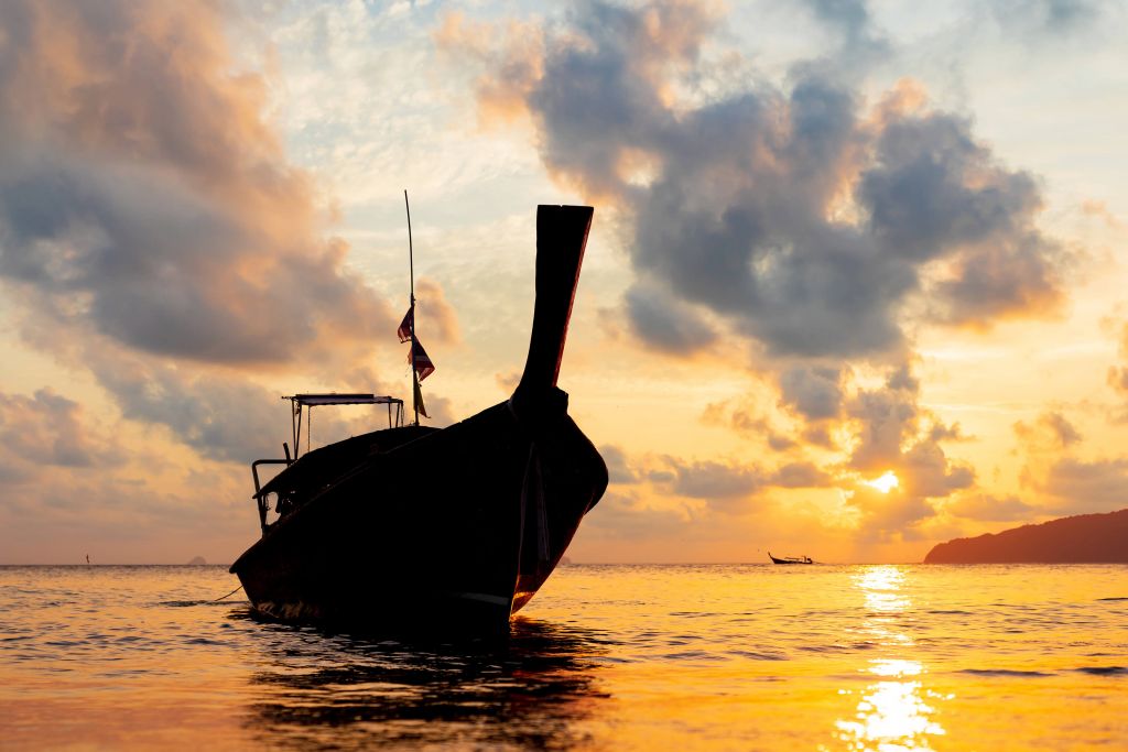 Long tail boat au coucher du soleil