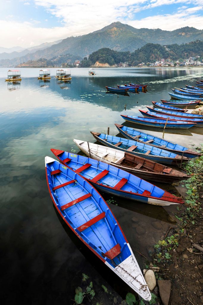 Bateaux touristiques en bois colorés