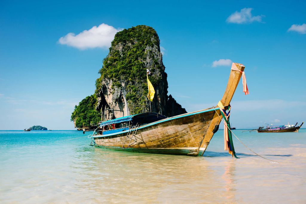 Bateau sur une plage asiatique
