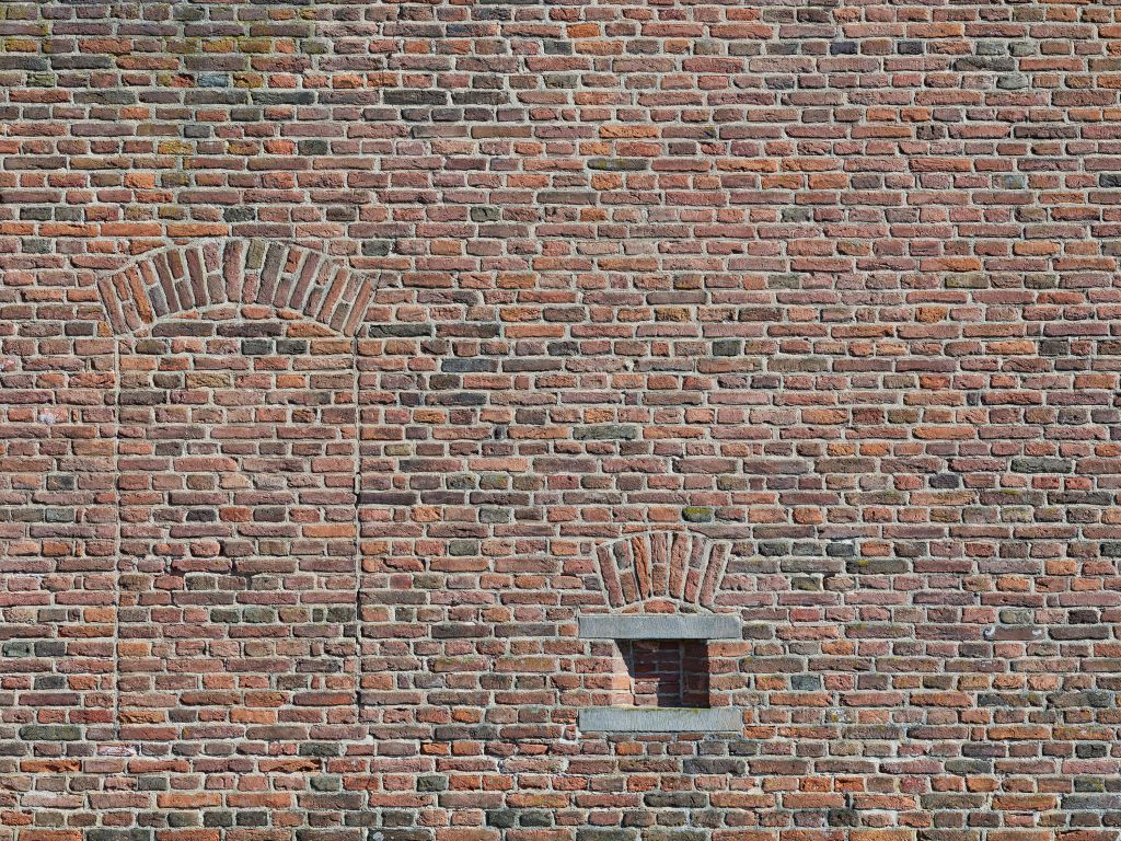 Ancienne fenêtre dans un mur de briques