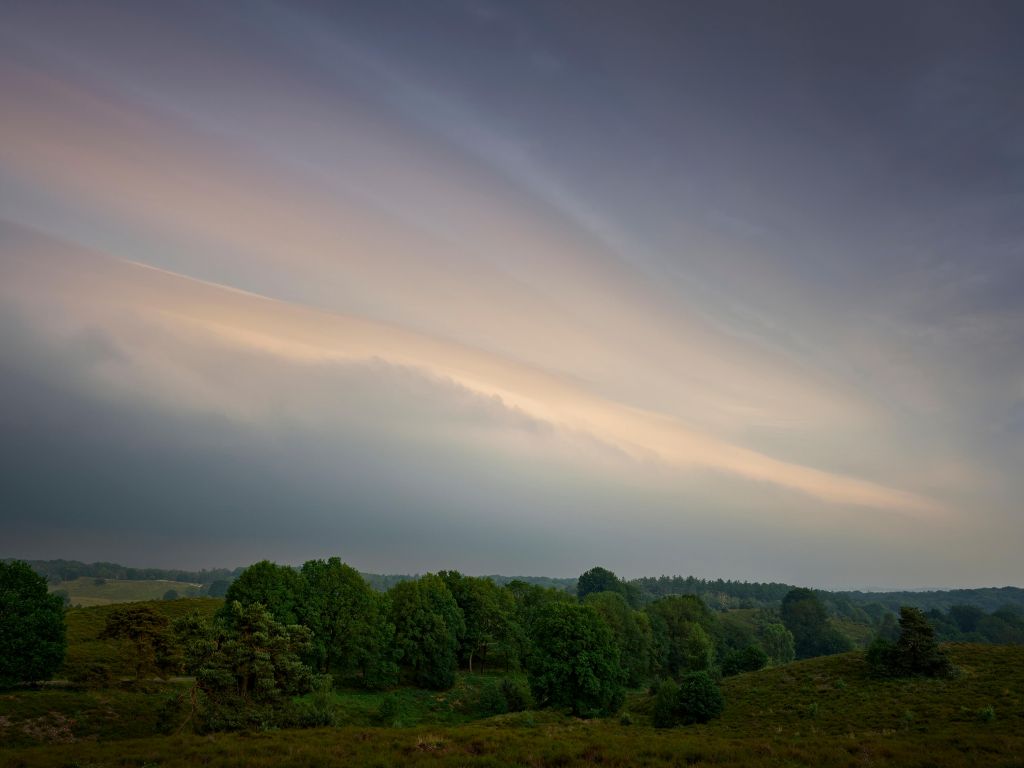 Barrière de nuages Shelfcloud menaçant au-dessus de la lande