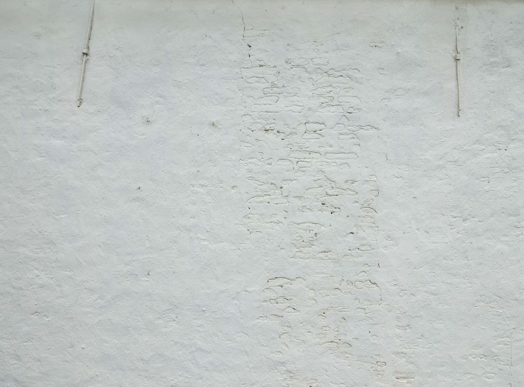 Mur de plâtre blanc et ancrages muraux