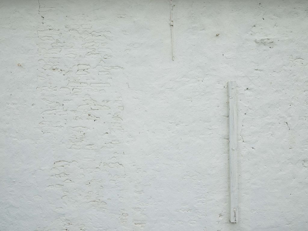 Mur avec plâtre blanc et poutre