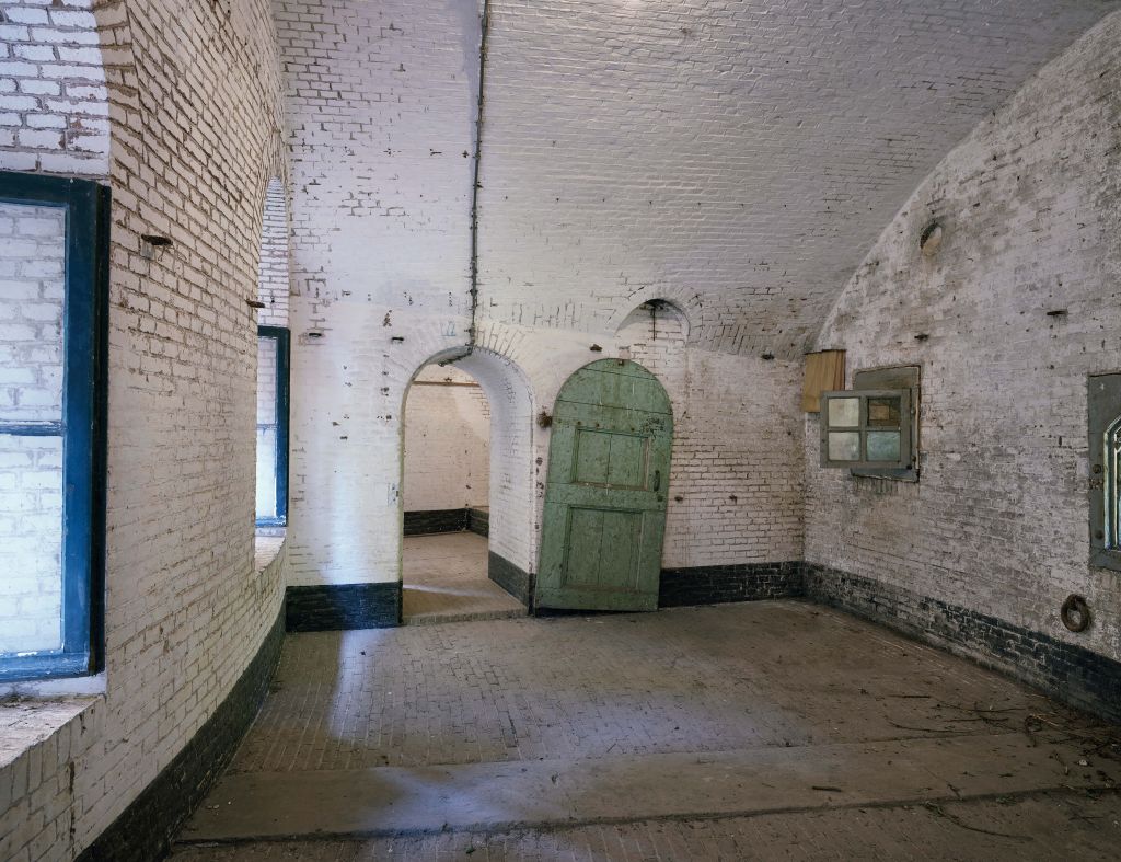 Porte verte dans un vieux bâtiment