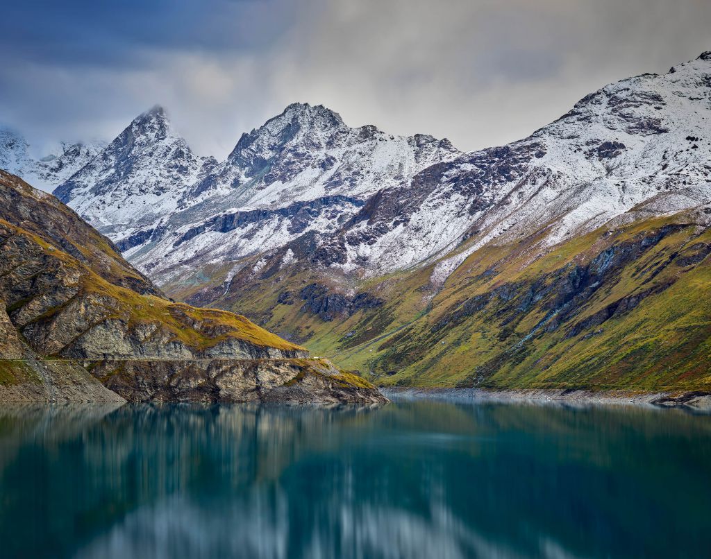 Pics de montagne avec de la neige près d'un lac de montagne