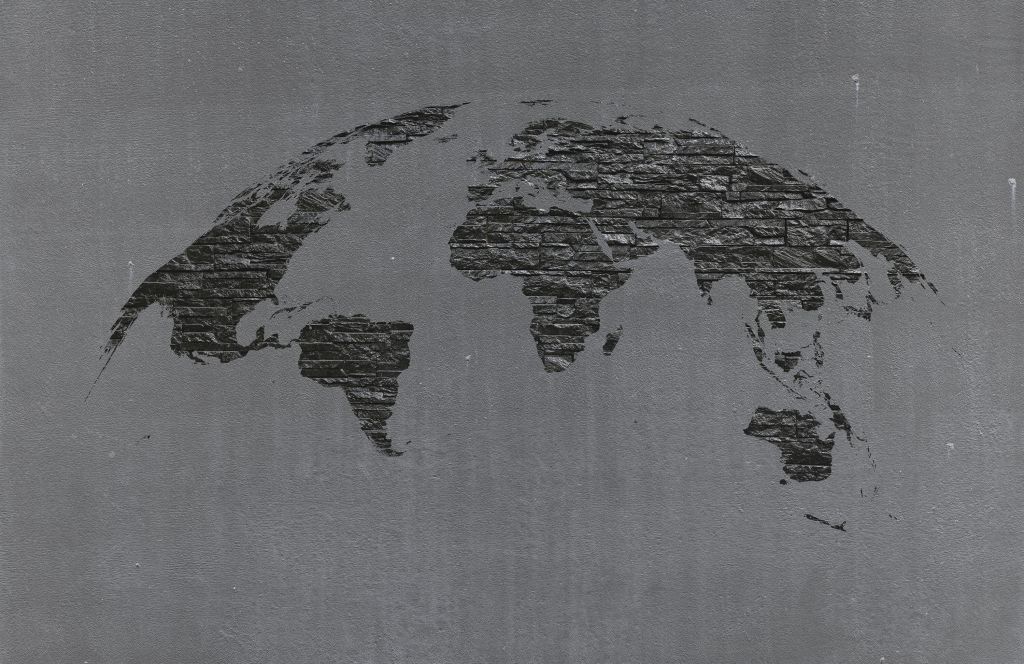 Pierres de la carte du monde sur du béton gris