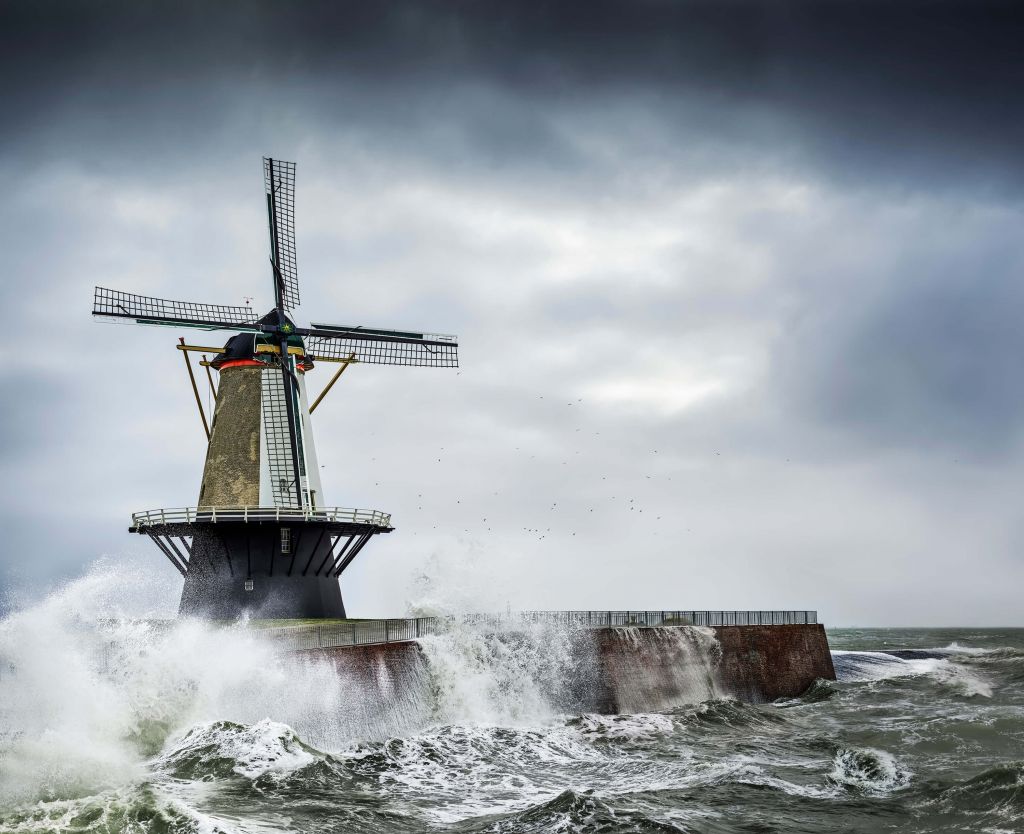 Moulin avec des vagues de tempête