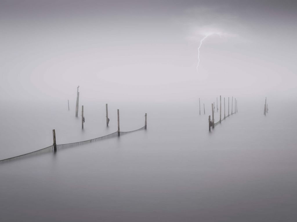 Filet de pêche avec brouillard et orage